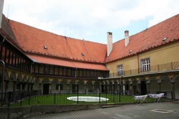 Severní nádvoří, pohled od příčného křídla (© Ivan Grisa, 05/2008)