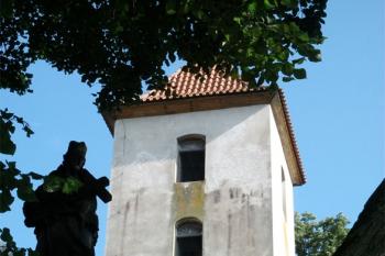 Kostelní věž ze zadní strany ( © Petr Vaculčík 08/2010)