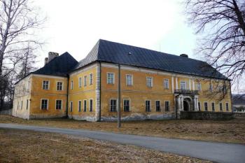 vstupní průčelí zámku na břehu řeky Opavy ( © Jan P. Štěpánek 03/2011)