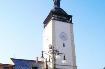 čelní pohled na radnici od Masarykova náměstí (© Ondřej Štěpánek, 03/2007)
