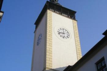 pohled na radniční věž z Radniční ulice (© Ondřej Štěpánek, 03/2007)