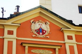 detail průčelí radnice s historickým znakem města (© Ondřej Štěpánek, 03/2007)