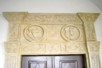 detail výzdoby renesančního portálu při vstupu do radnice (© Ondřej Štěpánek, 03/2007)