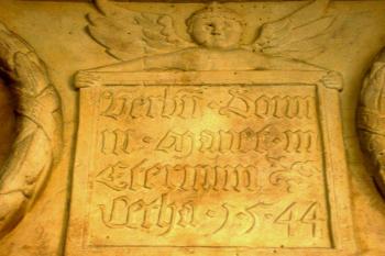 detail historického nápisu na renesančním portálu při vstupu do radnice (© Ondřej Štěpánek, 03/2007)