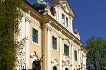 Jižní průčelí od vstupní brány s jeleny (© Lukáš Pechánek, 04/2012)