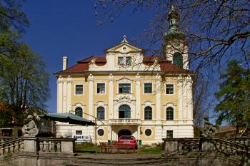 Jižní zámecké průčelí v pohledu z parku (© Lukáš Pechánek, 04/2012)