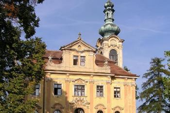 Zahradní průčelí ( © Luděk Pitter 09/2004)