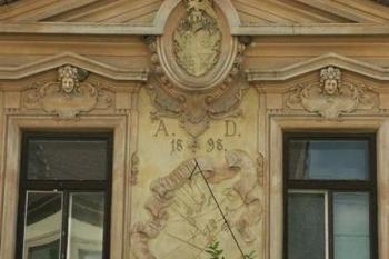 Sluneční hodiny na průčelí zámku (© Milan Caha, 06/2007)