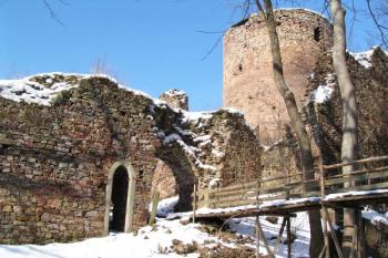Původní hradní brána a čelo velké věže ( © Filip Matoušek 03/2003)