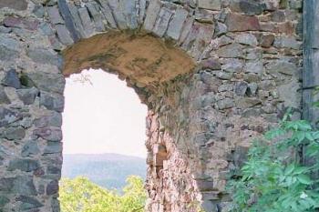 starý palác - větší okno v již. stěně (© Miroslav Rybáček, 09/2006)