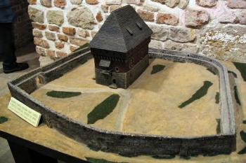 rekonstrukce nejstarší fáze hradu ( © Pavel Zany Komárek 4/5/2005)