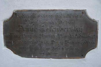 odlitá cedule zapuštěná v čelní zdi kostela (© Stanislav Drda 05/2005)