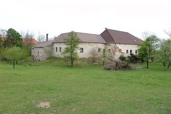 Pohled na tvrziště s pozdější stavbou fary od severozápadu ( © Roman Řezáč 05/2005)