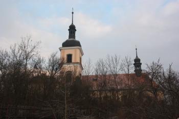 Kostel od jihu (ze vsi) ( © Ivan Grisa 12/2009)