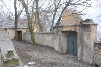 Brána na hřbitov ( © Ivan Grisa 12/2009)