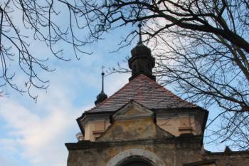 Brána na hřbitov a závěr kostela od východu ( © Ivan Grisa 12/2009)