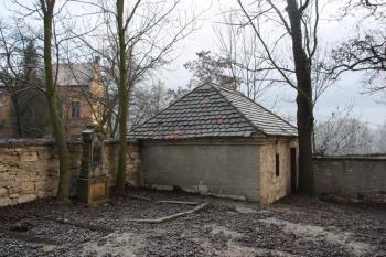 Márnice v severovýchodním rohu hřbitova ( © Ivan Grisa 12/2009)