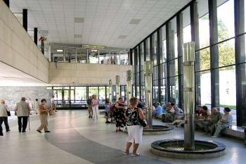 Pramenní vázy v hale ( © Luděk Pitter 05/2005)