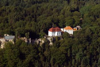 Valdštejn - Letecký snímek ( © Radovan Smokoň 08/2006)