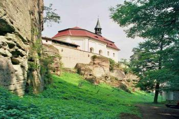 pohled z cesty do konírny (© Miroslav Rybáček, 08/2006)