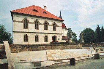 pokládka nové dlažby (© Miroslav Rybáček, 08/2006)