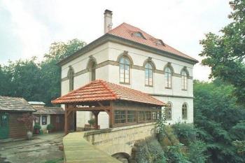 přístřešek u studny (© Miroslav Rybáček, 08/2006)