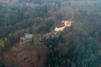 Valdštejn letecky (© Puffin 10/04/2004)