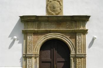 renesanční portál v průčelí věže (© de ardoise 05/2005)