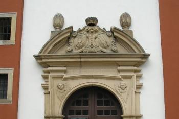 vstupní portál v jižní straně (© de ardoise 05/2005)