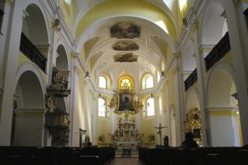 pohled lodí k oltáři (© de ardoise 05/2005)