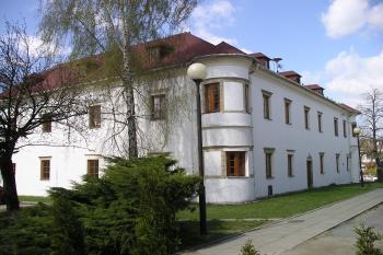 dolní zámek Dlouhá Loučka (© Vlastislav Mareček, 04/2011)