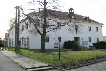 dolní zámek Dlouhá Loučka (© Vlastislav Mareček, 04/2011)