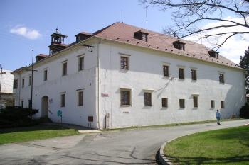dolní zámek Dlouhá Loučka (© Vlastislav Mareček, 04/2011)