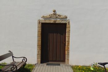Vstupní portál východního křídla (© Dušan Dohňanský  04/2021)