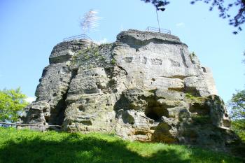 Valečov - pískovcový masiv nesoucí zříceniny hradu (© Pavel Jarý, 04.05.2008)