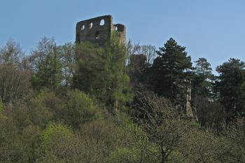 Valečov od parkoviště (© Václav Kubeš, 04/2009)