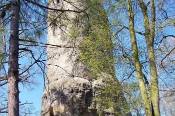 Nejuzší stěna hradu (© Jan Šebek, 04/2010)