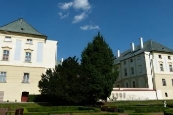 západní průčelí zámku od zahrady ( © Jan P. Štěpánek 08/2012)