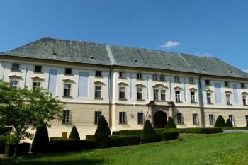 jižní průčelí zámku s branou ( © Jan P. Štěpánek 08/2012)
