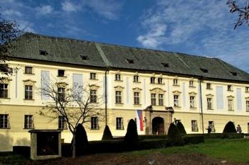 vstupní, jižní průčelí zámku (© Jan P. Štěpánek 10/2013)