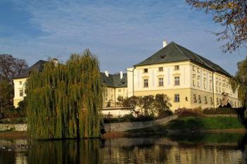 pohled na zámek od rybníka (© Jan P. Štěpánek 10/2013)