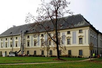 celkový pohled na zámek od severovýchodu (© Jan P. Štěpánek 10/2013)