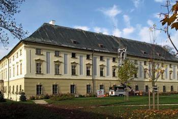 pohled na zámek od jihovýchodu (© Jan P. Štěpánek 10/2013)