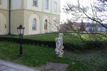 jedna ze sošek v zámeckém nádvoří (© D Dohňanský, 04/2014)
