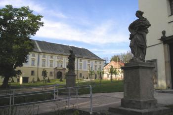 pohled na průčelí zámku od kostela (© de ardoise 05/2005)