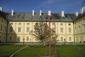 pohled do otevřeného nádvoří zámku (© de ardoise 05/2005)
