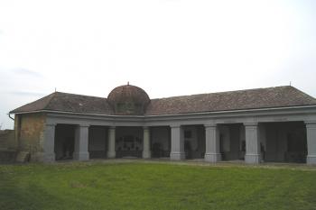 přilehlá stavba kolumbária (© de ardoise 05/2005)