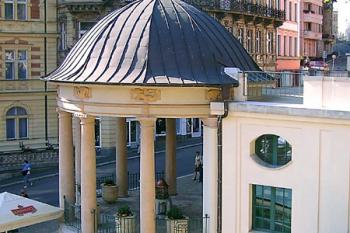 Pavilon Horního Zámeckého Pramene ( © Luděk Pitter 09/2004)