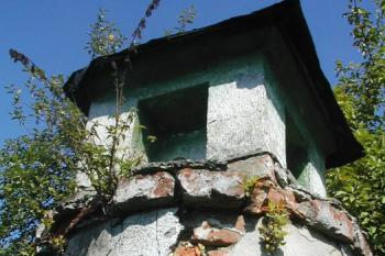 Neutešený stav božích muk na vrcholu mohyly ( © Jiří Tichánek 08/2007)