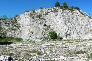 Pohled na botanickou zahradu ve starém lomu od západu ( © Jan P. Štěpánek 05/2005)